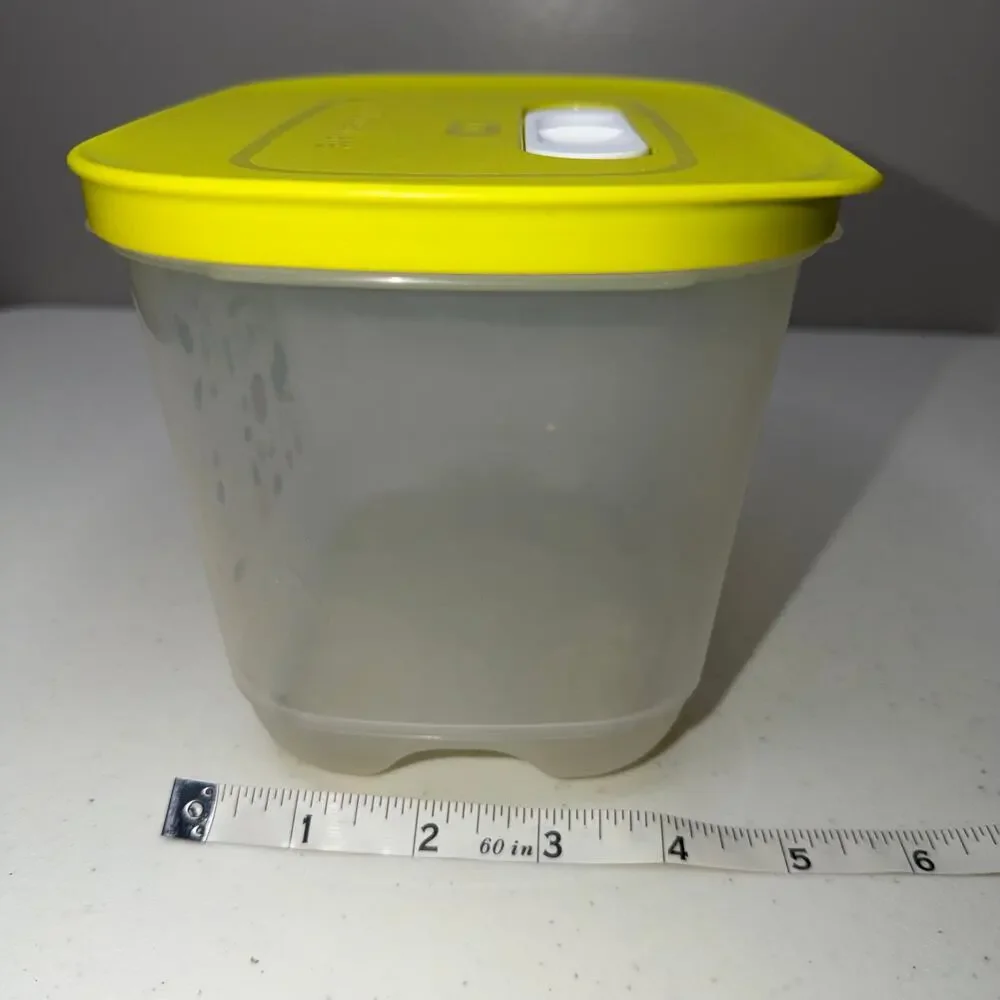 Tupperware 7286 Fridgesmart Storage Container Lime Yellow Vented Lid 1.8L